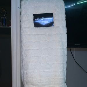 Marlo Lorenz Decretive Throw